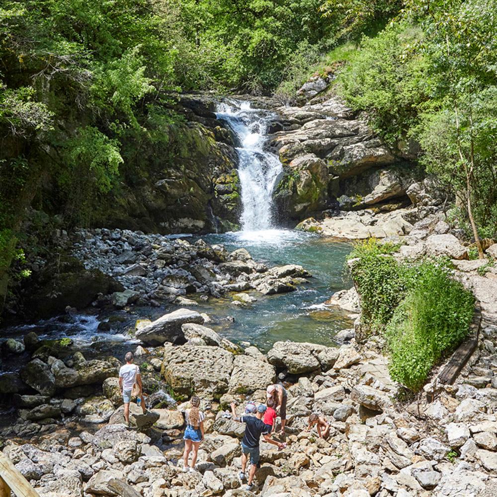 Niña haciendo una foto al paisaje de Ixkier